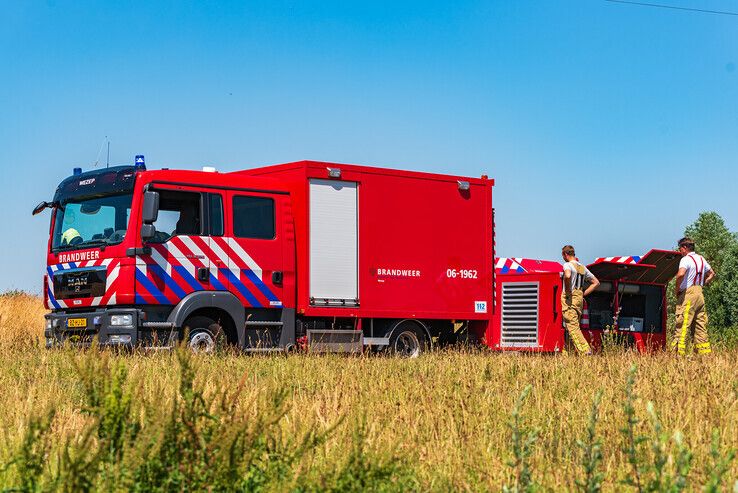 In beeld: Meerdere brandweerkorpsen bestrijden flinke brand op dijk in Zwolle - Foto: Peter Denekamp