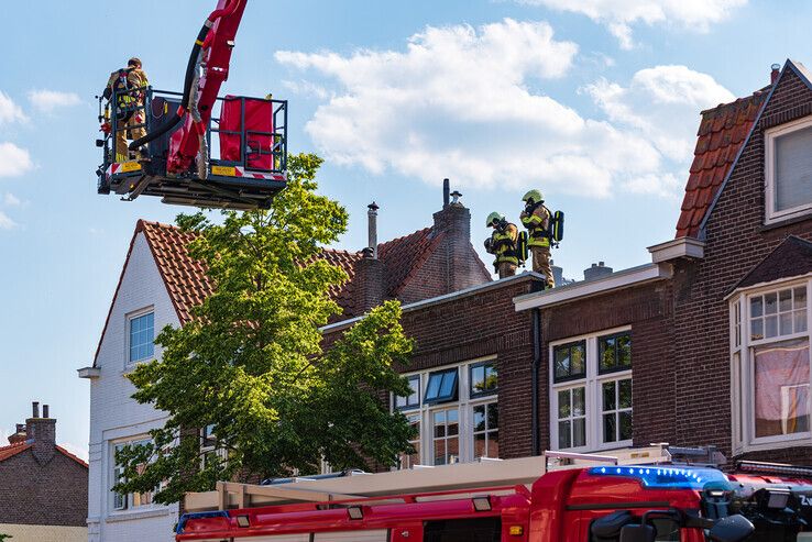 In beeld: Brandweer rukt massaal uit voor grote brand in Diezerpoort - Foto: Peter Denekamp