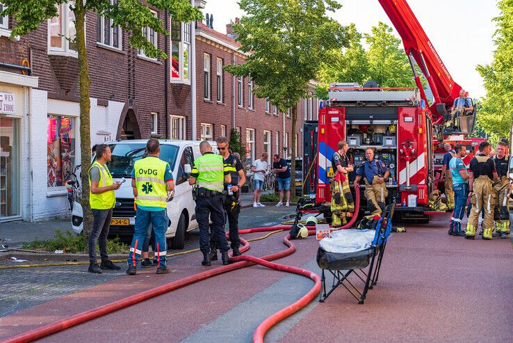 In beeld: Brandweer rukt massaal uit voor grote brand in Diezerpoort - Foto: Peter Denekamp