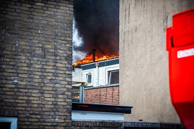 In beeld: Brandweer rukt massaal uit voor grote brand in Diezerpoort - Foto: Hugo Janssen