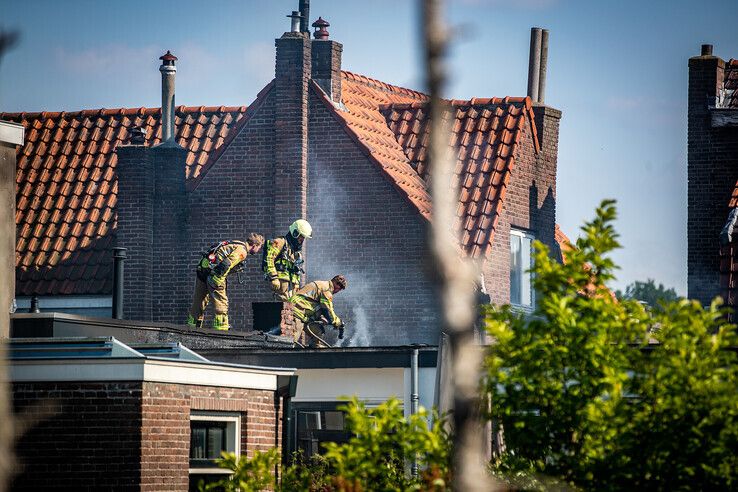 In beeld: Brandweer rukt massaal uit voor grote brand in Diezerpoort - Foto: Hugo Janssen