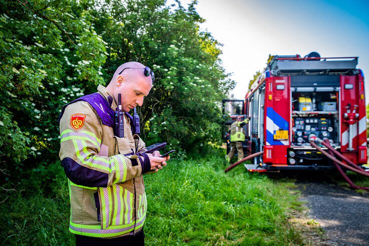 Brandweerwoordvoerder Rik Westerbaan adviseerde omwonenden, via social media, om ramen en deuren te sluiten. - Foto: Hugo Janssen