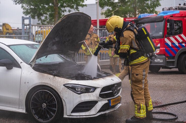 Bij Wolves Mobiliteit aan de Carl Benzstraat stond woensdag een auto in brand. - Foto: Peter Denekamp