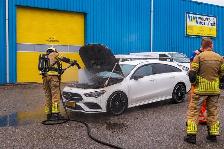 Auto vliegt in brand bij Zwolse autoberger - Foto: Peter Denekamp