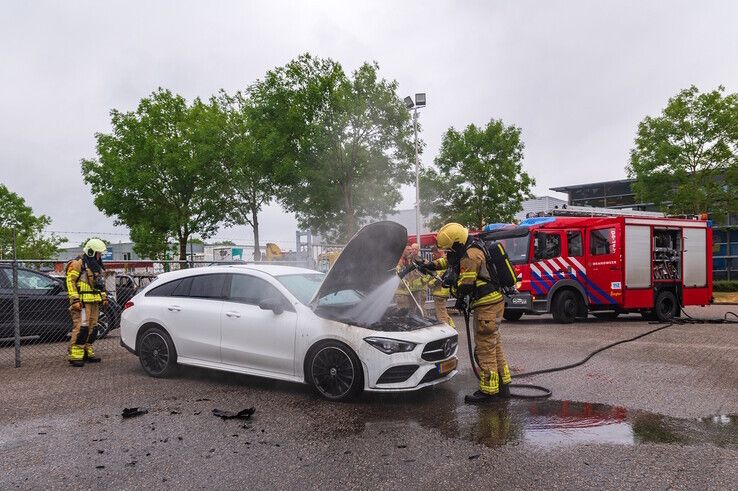 Auto vliegt in brand bij Zwolse autoberger - Foto: Peter Denekamp