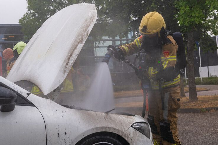 Auto vliegt in brand bij Zwolse autoberger - Foto: Peter Denekamp