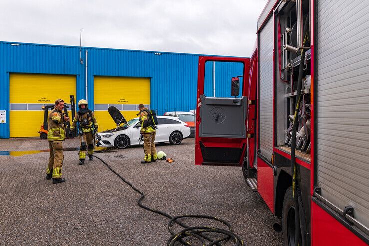 Auto vliegt in brand bij Zwolse autoberger - Foto: Peter Denekamp