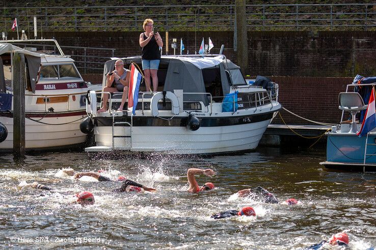 In beeld: Door de Zwolse stadsgracht zwemmen voor het goede doel - Foto: Hans Smit