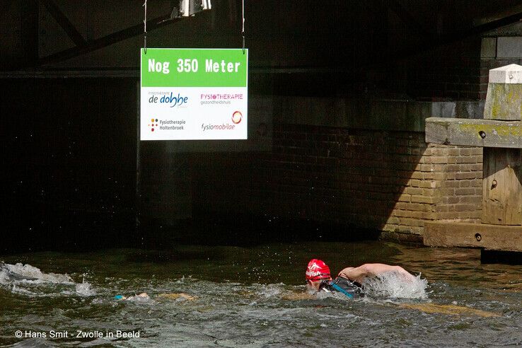 In beeld: Door de Zwolse stadsgracht zwemmen voor het goede doel - Foto: Hans Smit