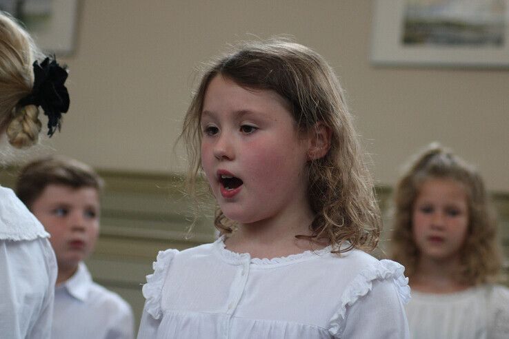 Koren van Koorschool Viva La Musica geven zomerconcert in de Peperbus - Foto: Viva La Musica