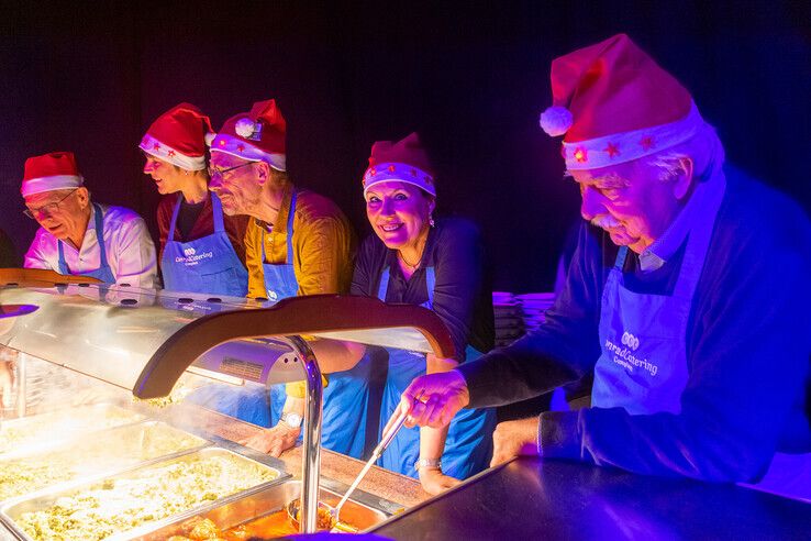 Ton ter Bekke (rechts) schept eten op voor Zwolse minima en daklozen tijdens het WRZV-kersdiner in 2019. - Foto: Peter Denekamp