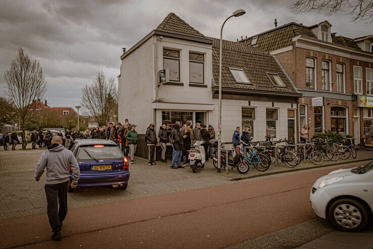 Een lange rij klanten staat op 15 maart 2020 bij coffeeshop Sky High nadat Mark Rutte de lockdown aankondigde. - Foto: Peter Denekamp