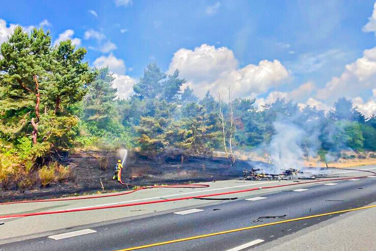 De bermen langs de A50 bij Hattem vlogen in brand door de caravanbrand. - Foto: Rijkswaterstaat