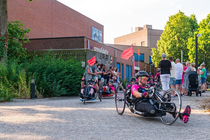 Het handbiketeam van Vogellanden werd maandag uitgezwaaid door vrienden, familie en behandelaars. - Foto: Peter Denekamp