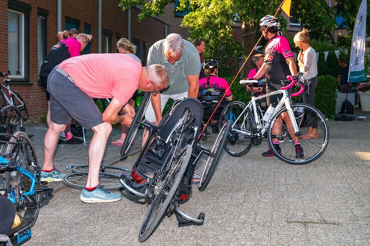 Technici leggen voor vertrek de laatse hand aan de handbikes. - Foto: Peter Denekamp