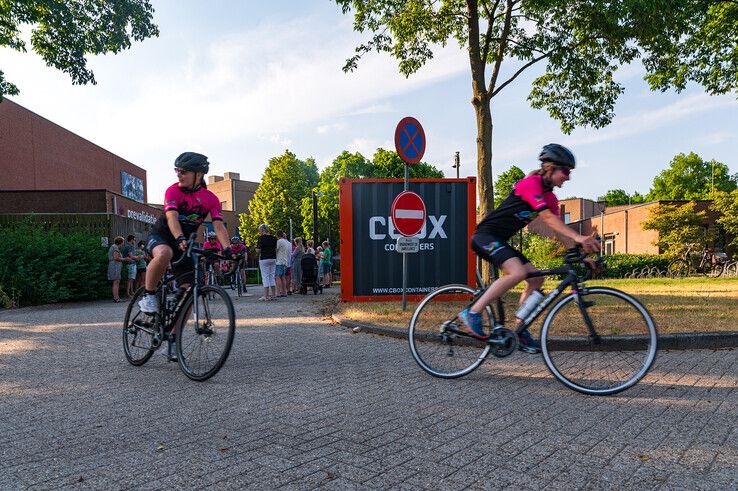 Per deelnemer gaat er een behandelaar of coach op een racefiets mee als buddy. - Foto: Peter Denekamp