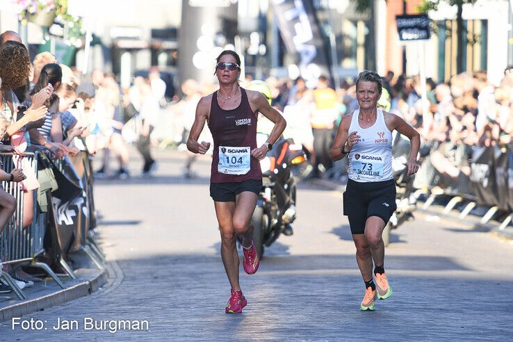 Van links af Hellen de Vries en Jacqueline Rustidge op de Halve Marathon. - Foto: Jan Burgman