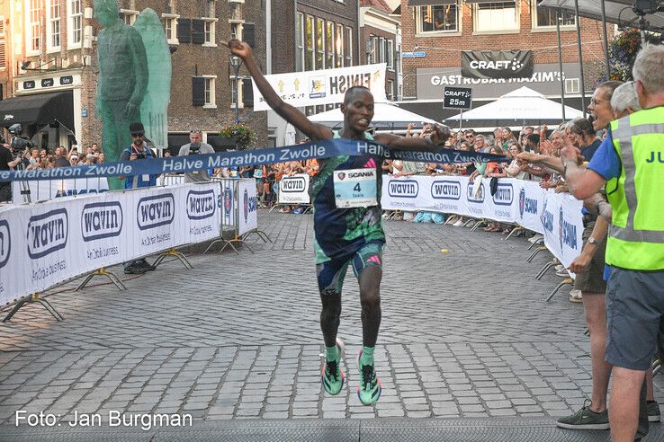 Isaia Lasoi wint de Halve Marathon bij de mannen. - Foto: Jan Burgman