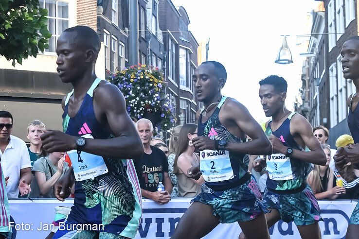 De drie snelste mannen zitten elkaar op de hielen op de Grote Markt. - Foto: Jan Burgman