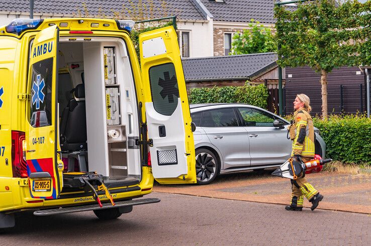 Uit de brandweerwagen van Zwolle werd zwaarder reddingsgereedschap gebruikt. - Foto: Peter Denekamp