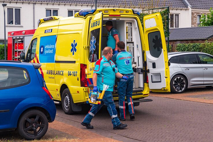 De gewonde klusser werd met spoed overgebracht naar het ziekenhuis in Zwolle. - Foto: Peter Denekamp