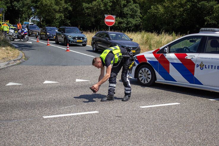 Motorrijder gewond bij aanrijding Burgemeester Roelenweg - Foto: Ruben Meinten