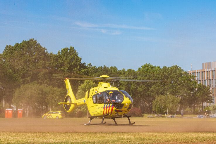 De traumahelikopter vertrekt uit Park de Wezenlanden om een kind in kritieke toestand naar UMC Groningen te brengen. - Foto: Peter Denekamp