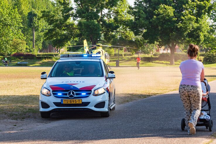 De politie brengt met spoed de arts van het traumateam naar een woning in de Zeeheldenbuurt. - Foto: Peter Denekamp