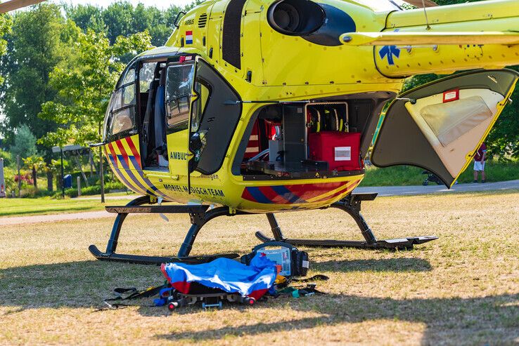 De piloot heeft een brancard en medische apparatuur klaargelegd in het stadspark. - Foto: Peter Denekamp