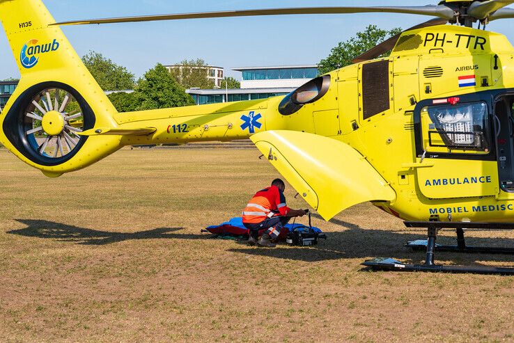 Traumahelikopter landt in Park de Wezenlanden: kind in kritieke toestand naar UMC Groningen - Foto: Peter Denekamp