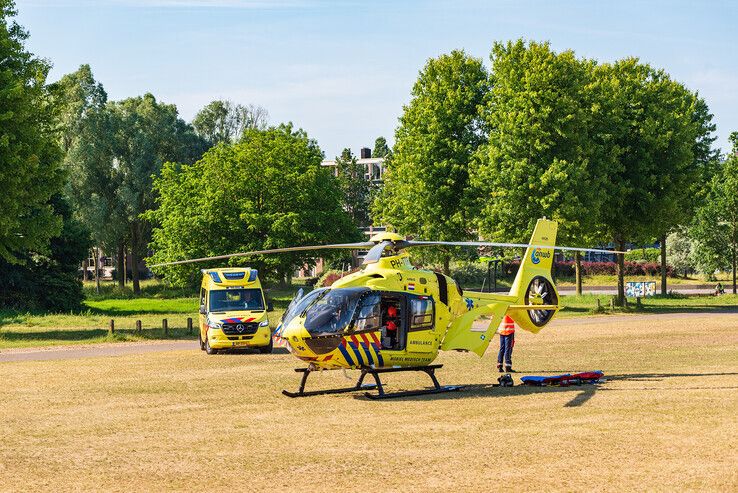 Amper een half uur later rijdt de ambulance met het jonge patiëntje het park in. - Foto: Peter Denekamp