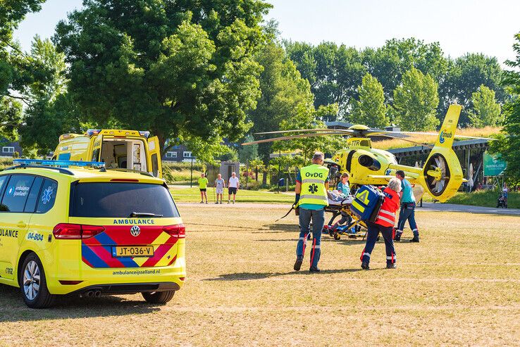 Traumahelikopter landt in Park de Wezenlanden: kind in kritieke toestand naar UMC Groningen - Foto: Peter Denekamp