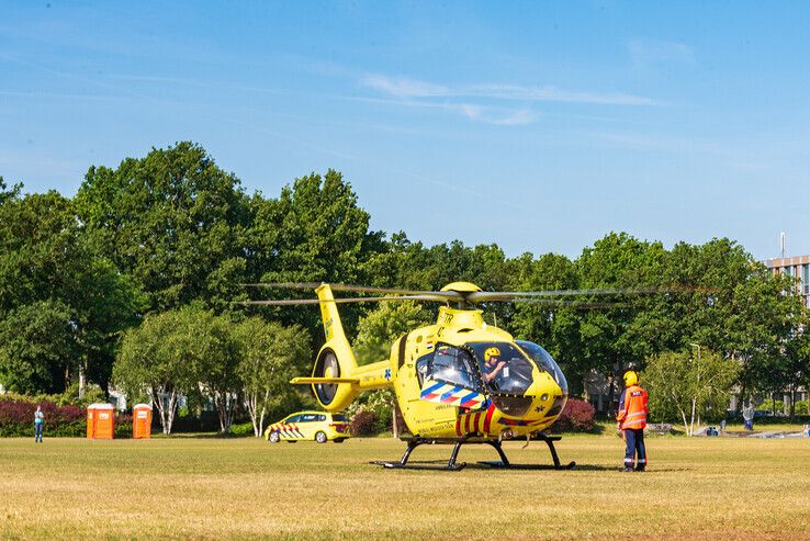 Bij het opstarten van de helikopter kijkt de MMT-verpleegkundige of er geen technische problemen zijn. - Foto: Peter Denekamp