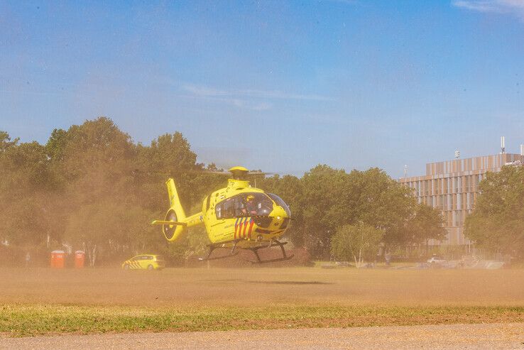 De helikopter kiest het luchtruim en zet koers naar Groningen. - Foto: Peter Denekamp