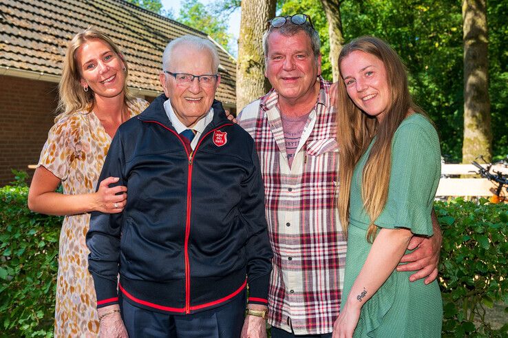De 100-jarige Jan Kuper met een van zijn zoons en twee kleindochters. - Foto: Peter Denekamp