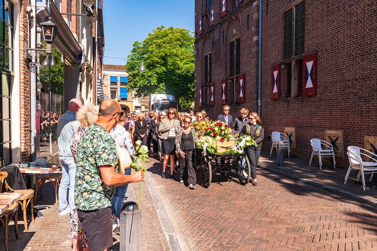 Langs de route stonden Zwollenaren met bloemen. - Foto: Peter Denekamp