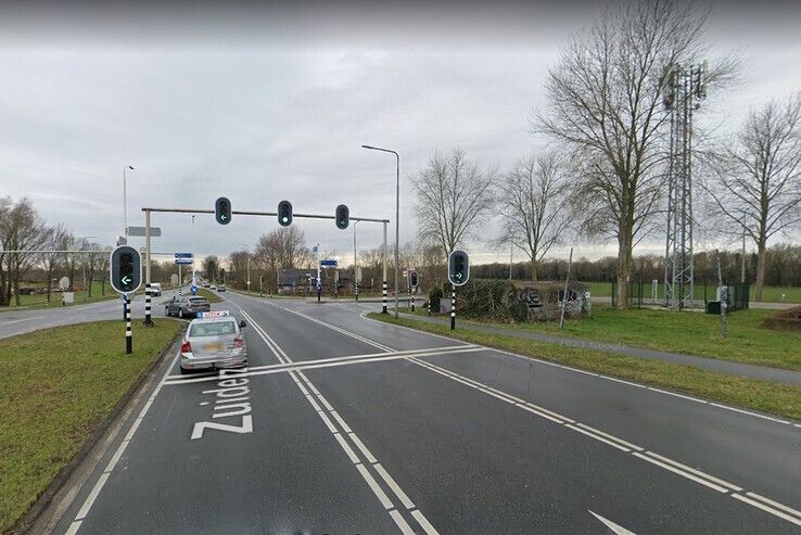 Het ongeval gebeurde op de kruising van de Zuiderzeestraatweg met de Geldersedijk in Hattem. - Foto: Google Streetview