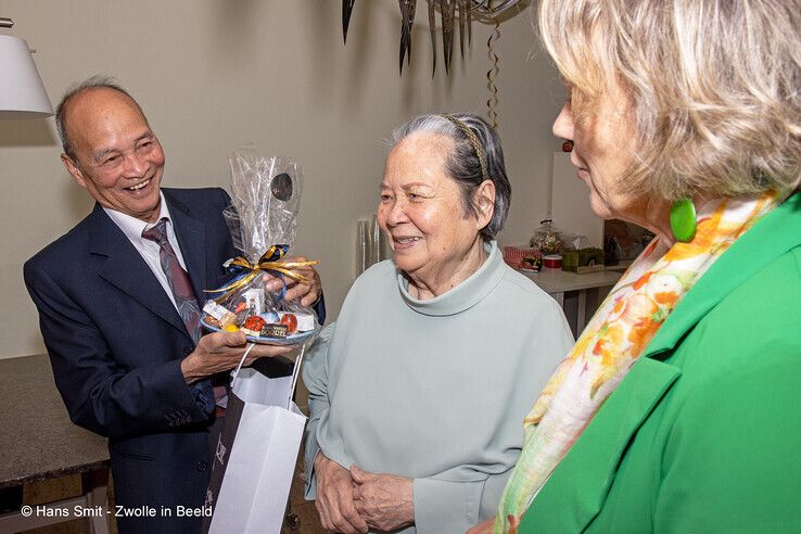 Wethouder Monique Schuttenbeld ging bij het echtpaar op bezoek om ze te feliciteren. - Foto: Hans Smit