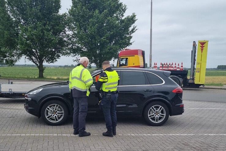 Ruim 80 automobilisten kregen een bekeuring tijdens de verkeerscontrole op de N50. - Foto: Politie Nederland