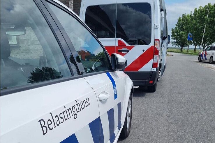 De politie voerde de controle uit in samenwerking met de Belastingdienst en Douane. - Foto: Politie Nederland