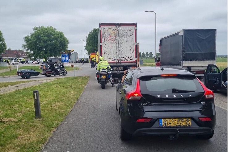 Ook bedrijfswagens en vrachtwagens werden van de weg gehaald voor controle. - Foto: Politie Nederland