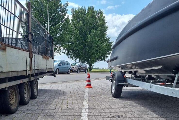 Een aantal aanhangwagens was onjuist bevestigd aan een voertuig. - Foto: Politie Nederland