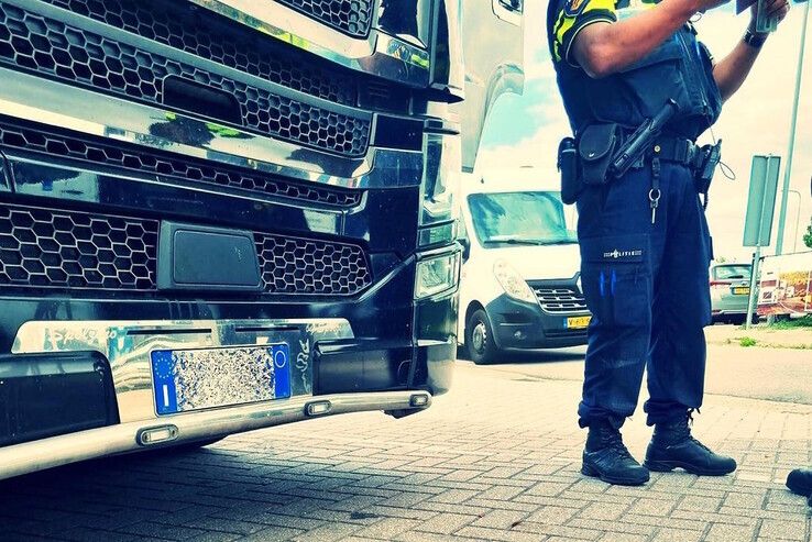 De Belastingdienst waarschuwde drie bestuurders van een voertuig met buitenlands kenteken. - Foto: Politie Nederland