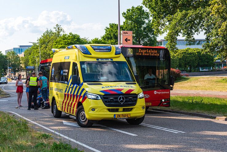 Maaltijdbezorger gewond na aanrijding in Assendorp - Foto: Peter Denekamp