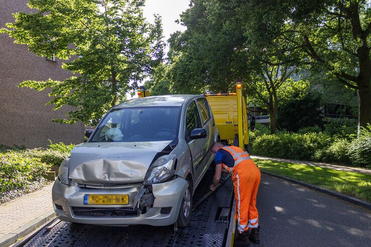 Een berger sleepte de auto van de 34-jarige Zwollenaar af. - Foto: Ruben Meinten