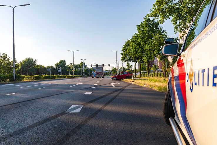 Een automobilist ramde dinsdag een lantaarnpaal uit de grond op de Ceintuurbaan. - Foto: Peter Denekamp