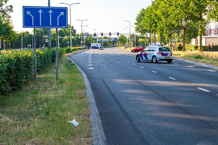 Op het wegdek is een remspoor van ongeveer 70 meter te zien. - Foto: Peter Denekamp