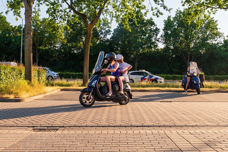 Veel fietsers en bromfietsers keerden terug van de Wijthmenerplas en moesten omrijden. - Foto: Peter Denekamp