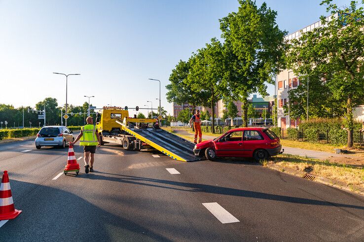 Het wrak is door een bergingsbedrijf afgesleept. - Foto: Peter Denekamp