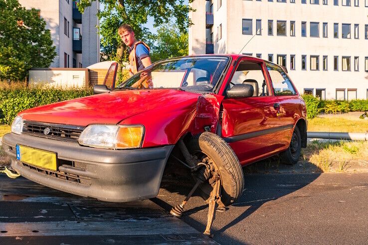 Het voorwiel van de auto brak af door het ongeluk. - Foto: Peter Denekamp